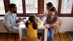 Equipe escolar acompanhando alunos em ambiente seguro